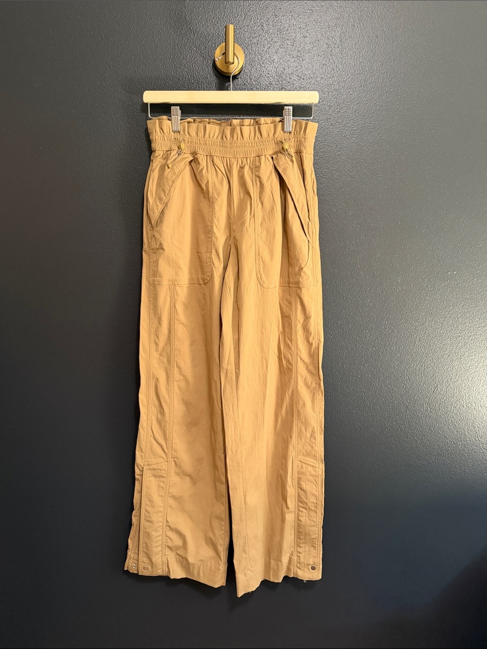 Athleta Headlands Hybrid Cargo Pants Khaki Tan Paperbag Waist Snap Hem Size 2